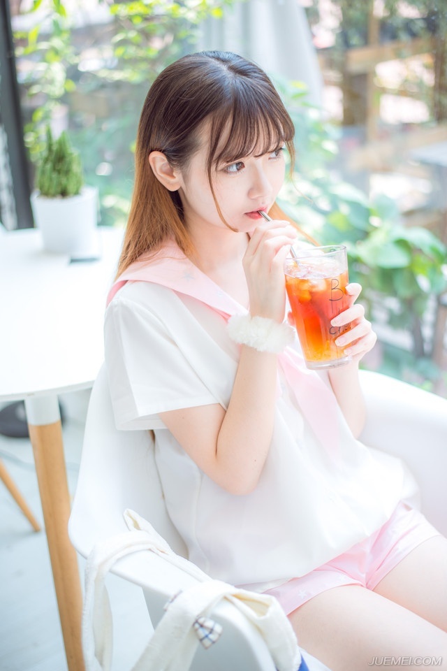 “此事你看着办，我不管，但别太过，小心过犹不及。”庞统摇了摇头，想到当初自己糊里糊涂的被贾诩拉到了吕布战车上，心里就不由得一阵腻歪。